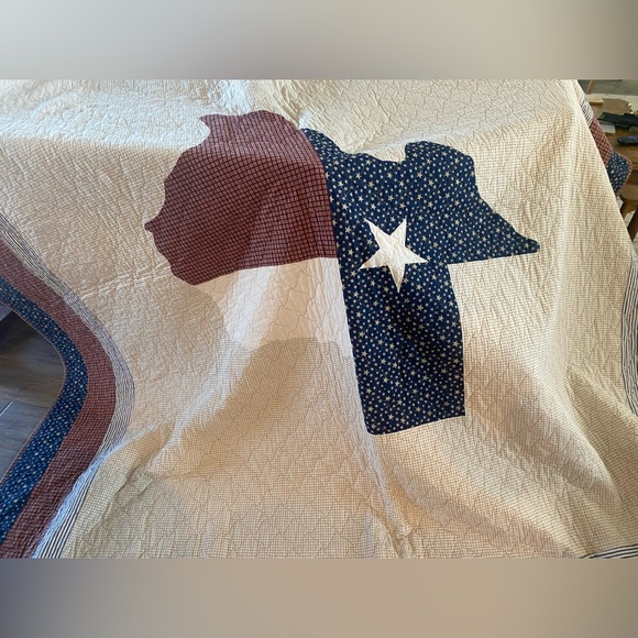 Texas Star Quilt with Blue and Red Accents by home classics Queen! - Picture 6 of 6